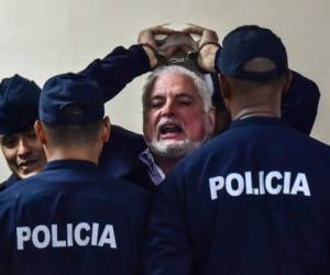 El expresidente de Panamá (2009-2014) Ricardo Martinelli grita a la prensa diciendo que se están violando sus derechos, mientras lo escoltan a un tribunal en la Corte Suprema de la ciudad de Panamá. Foto AFP