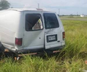 El automóvil quedó a un lado de la carretera, las autoridades llegaron al sector para asistir a los sobrevivientes y levantar los cuerpos.