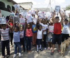 Los infantes se mostraron felices con sus nuevos cuadernos y lápices para asistir a clases. Foto: Alejandro Amador / EL HERALDO.