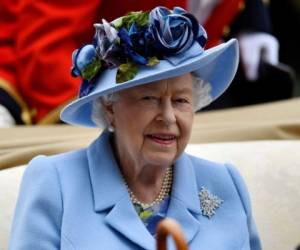 La reina Isabel II tuvo que pasar una noche hospitalizada por orden médica. Foto: AP.