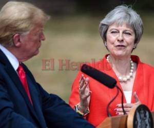 El presidente de Estados Unidos, Donald Trump, escucha a la primera ministra británica, Theresa May, durante una conferencia de prensa. Foto AFP