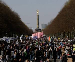 Mientras la cámara baja del Parlamento debatía el plan, miles de manifestantes realizaban una protesta en una calle cercana.