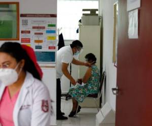 México adquirió la vacuna de AstraZeneca y comenzó a inmunizar a su población mayor a los 60 años. FOTO: AP