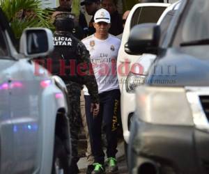 A las 7:00 de la mañana, una hora después de la llegada de los agentes a la vivienda, Leonel Sauceda fue trasladado, bajo fuertes medidas de seguridad, a las instalaciones de la ATIC.