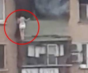 Uno de los residentes, que llamó inmediatamente a los bomberos, captó en video el salto desesperado de la mujer. Foto captura