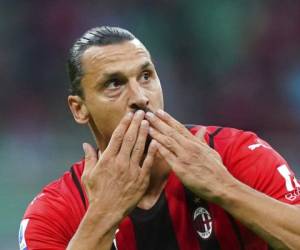 Zlatan Ibrahimovic celebra tras anotar el segundo gol del Milan en el partido contra la Lazio por la liga italiana. Foto:AP