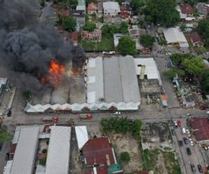 Las tomas aéreas muestran el momento en que el mercado era consumido por el fuego.