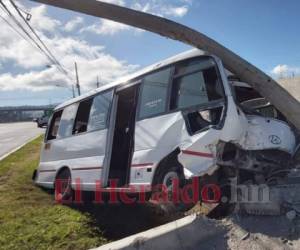 La parte frontal de la unidad, con registro 93, quedó destrozada al igual que el poste de concreto. Foto: Estalin Irías / EL HERALDO.