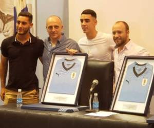 Fabián Coito al momento de recibir el homenaje en Uruguay. (Foto: @Uruguay)