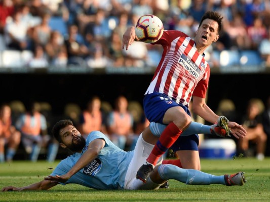 El defensor mexicano del Celta Vigo Nestor Araujo compite con el delantero croata del Atlético de Madrid Nikola Kalinic durante el partido de la liga española entre el RC Celta de Vigo y el Club Atlético de Madrid.