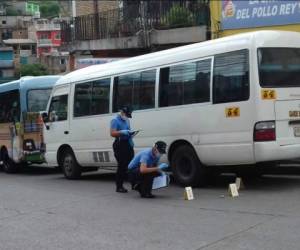 Los conductores de buses de la colonia El Reparto han suspendido el servicio por los atentados que han recibido. Foto: El Heraldo.