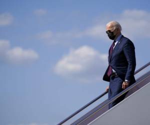 El presidente Joe Biden llega a la Base Andrews de la Fuerza Aérea en Maryland tras una visita a una planta de Ford en Michigan. Foto:AP