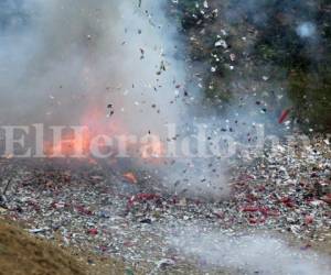 Las autoridades municipales realizaron una detonación controlada del producto decomisado en el basurero municipal, foto: David Romero/ EL HERALDO.