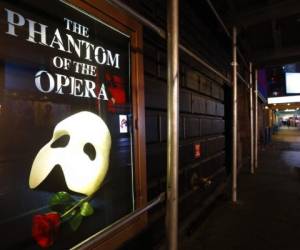 Un anuncio del musical de Broadway 'The Phantom of the Opera' ('El fantasma de la ópera') en el Majestic Theatre, en una calle casi desierta de Nueva York, el jueves 12 de marzo del 2020 tras el cierre de los teatros debido al coronavirus. (AP Foto/Kathy Willens)