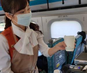 La azafata taiwanesa ofrece muy amablemente café hondureño a los cientos de usuarios que utilizan diariamente el tren bala. (Foto: El Heraldo Honduras)