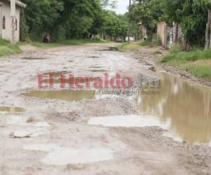 Los vehículos circulan con dificultad debido a la cantidad de lodo en la carretera.