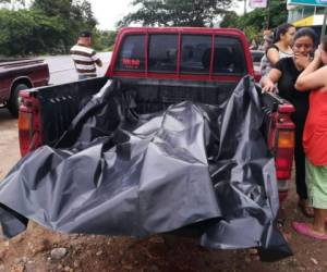 El cuerpo sin vida de Amílcar Galindo Flores siendo transportado en un automóvil.