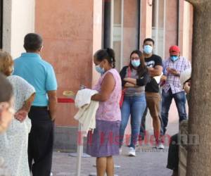 Los bancos y centros comerciales solo podrán atender con el 50% de su capacidad. Efraín Salgado/EL HERALDO