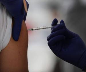 Se espera que con la llegada de las vacunas de los diferentes laboratorios se pueda inmunizar a los empleados de todas las áreas del sector salud que se han mantenido en la primera línea de batalla. Foto: AFP