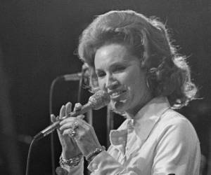 La cantante de country Jan Howard en un show del Grand Ole Opry en el Ryman Auditorium de Nashville, Tennessee. Foto: Agencia AP.