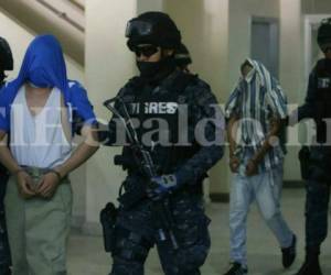Los menores salieron del centro de internamiento bajo un fuerte contingente de seguridad, fotos: Alex Pérez / EL HERALDO.