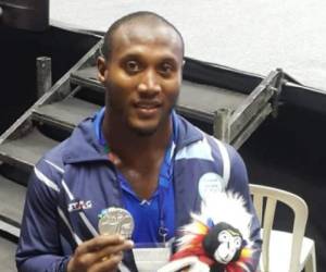 Kevin Mejía posa con su medalla de plata y con la mascota de los Juegos Centroamericanos y del Caribe, Baqui.