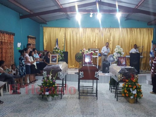Los cuerpos de los hermanos fueron velados en una iglesia de la aldea La Cuesta de Santa Bárbara, zona occidental de Honduras. Foto: Cortesía.