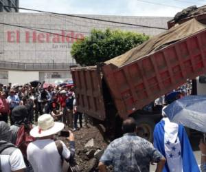 Los manifestantes lanzaron tierra en medio de la vía a la altura del Banco Central de Honduras para evitar que circularan vehículos. Foto: Emilio Flores/ EL HERALDO