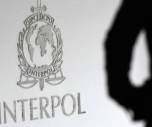 El pasado 13 de marzo de 2020 Interpol emitió una alerta para prevenir la proliferación de redes delictivas que constituyen empresas de maletín. Estas empresas ofrecen vacunas, insumos médicos, mascarillas y falsos servicios de telemedicina. FOTO: AFP