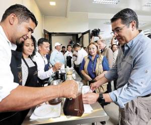 El presidente Juan Orlando Hernández, Axel van Trotsenburg y Seynabou Sakho conocieron sobre el café orgánico en Marcala.