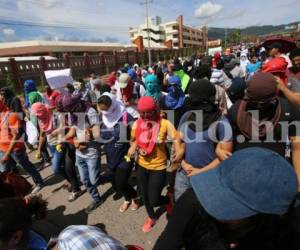 Los jóvenes se movilizaron hacía las instalaciones del Ciprodeh en la capital de Honduras.