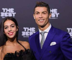 Georgina Rodríguez y Cristiano Ronaldo en la gala del Balón de Oro en enero pasado (Foto: Agencias/AP/AFP)