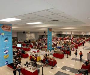 El Centro de Convenciones Emprendedores de Expocentro se lleva a cabo el Bazar del Sábado.