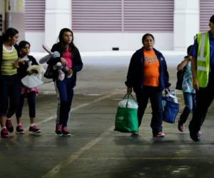 En las bases de datos federales faltan las huellas dactilares de unos 315,000 inmigrantes que afrontan órdenes definitivas de deportación. Foto:AP
