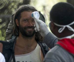 El ministro de Seguridad, Michael Soto, comentó que el fin de semana agentes de la policía recorrieron playas para llamar a las personas a abandonar la zona cuando había aglomeraciones. Foto: AFP.