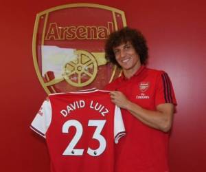 Con esta foto el Arsenal hizo oficial la llegada del brasileño David Luiz.