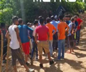 Los hombres fueron hallados en un solar baldío de la zona.