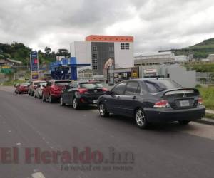 Desde la tarde del martes, decenas de vehículos se aglomeraron en las gasolineras. (Fotos: Estalin Irías / EL HERALDO)