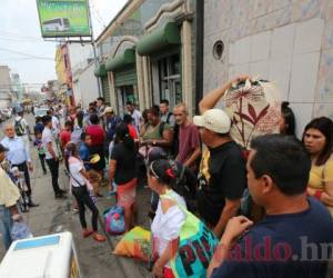 Cientos de personas hacen fila para poder abordar las unidades que los llevarán a su destino esta Semana Santa. Fotos David Romero / EL HERALDO