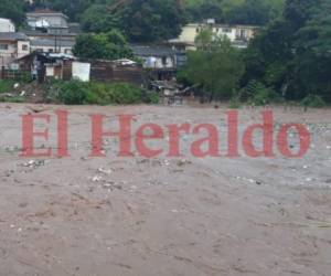 En las últimas horas las fuertes lluvias han provocado crecidas en ríos y quebradas. Así se observa el río Choluteca. Foto: EL HERALDO