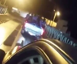 Supuestos policías realizaron disparos al aire en el puente Bailey de Tegucigalpa.