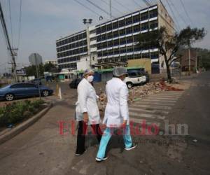 Los médicos y enfermeras luchan en primera línea contra la pandemia que tiene de rodillas al mundo entero. Foto Johny Magallanes| EL HERALDO