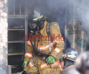 Los Bomberos de Honduras llevan más de dos horas intentando sofocar las llamas que comenzaron en una bodega. Foto: David Romero/EL HERALDO