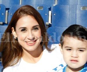 La hermosa Nataly junto a su hijo Cristiano, aficionados 100% a la Selección Nacional de Honduras (Fotos: Neptalí Romero / Grupo Opsa)