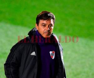 Gallardo, impedido de estar en el banco del estadio Santiago Bernabéu por una sanción de cuatro fechas de la Conmebol, observó el partido en un palco sin comunicación con sus asistentes y concluido el mismo bajó al césped para embriagarse de la felicidad.