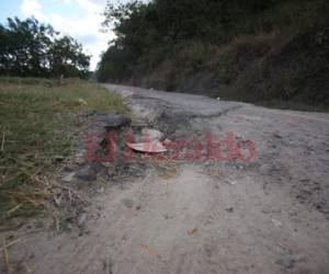 La vieja capa de asfalto de la calle se ha ido deteriorando con el pasar de los años y se han formado hoyos de dos metros. Foto: Emilio Flores/EL HERALDO