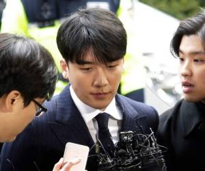 En esta fotografía de archivo del 14 de marzo de 2019, Seungri, centro, miembro de la popular banda de K-pop Big Bang llega a la Agencia de la Policía Metropolitana de Seúl en Seúl, Corea del Sur.