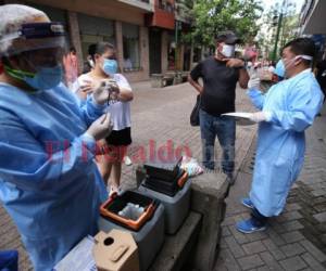 Para avanzar con la cobertura y prevención de enfermedades, en el centro de la capital el personal sanitario aplicó vacunas.