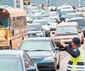 Las interminables filas de tráfico ya iniciaron en la capital, sobre todo durante los fines de semana.