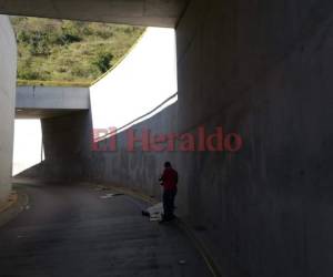 Bajo el puente a desnivel se encontraban los cuatro cuerpos. Foto: Estalín Irías/EL HERALDO